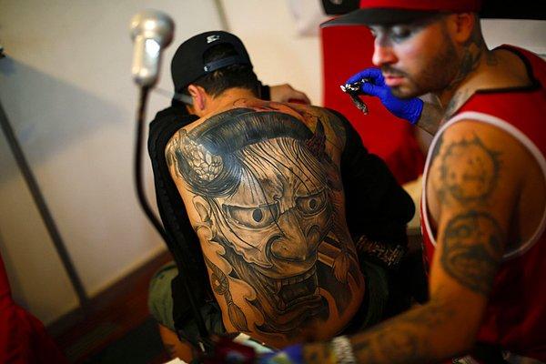 6. 29 Ocak, Caracas'da Venezuela Expo Tattoo'da dövmelerini gösteren adam.