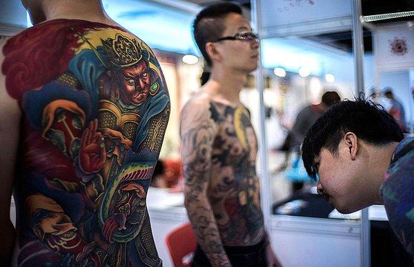 18. Hong Kong Dövme Buluşması'nda dövmelerini gösteren adam.