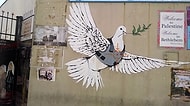 İsrail'in Harabeye Çevirdiği Filistin Sokaklarını Tuval Olarak Kullanan Banksy'den 16 Duvar Resmi