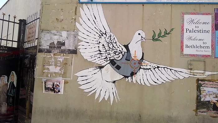 İsrail'in Harabeye Çevirdiği Filistin Sokaklarını Tuval Olarak Kullanan Banksy'den 16 Duvar Resmi