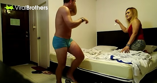 Şaka Yapmak İçin Erkek Arkadaşının Yatağına Travesti Gönderen Sevgili