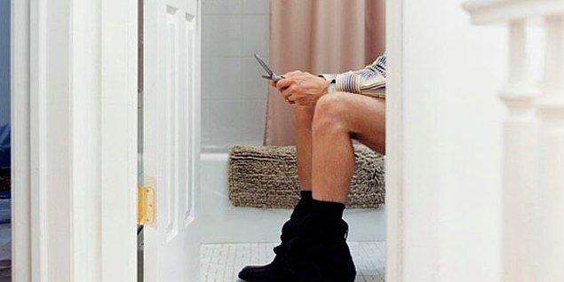27. Tuvaletteyken bile telefonunuzu yanınızdan ayırmadınız, işiniz bitse dahi orada biraz takıldınız.