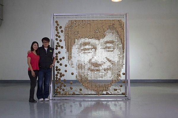 60 yaşını dolduran Jackie Chan için chopstickten yapılmış portre