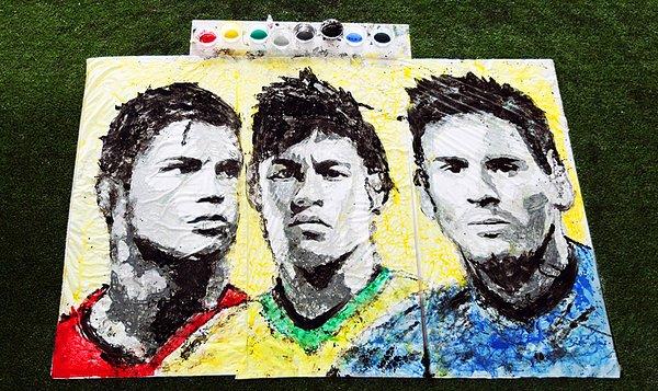 2014 Dünya Kupası için futbol topu ile yaptığı 3 ünlü futbolcunun portresi