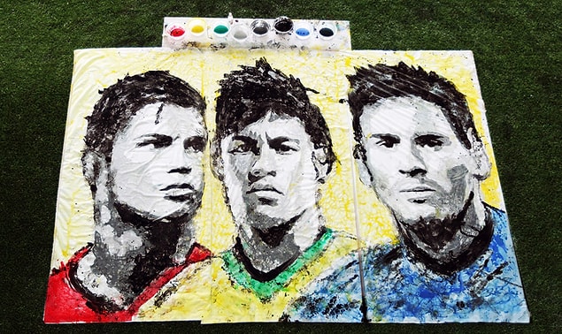 2014 Dünya Kupası için futbol topu ile yaptığı 3 ünlü futbolcunun portresi