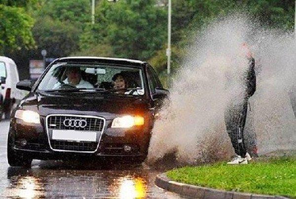 13. Yağmurlu havada, serseri bir arabanın sizi sırılsıklam yapması.