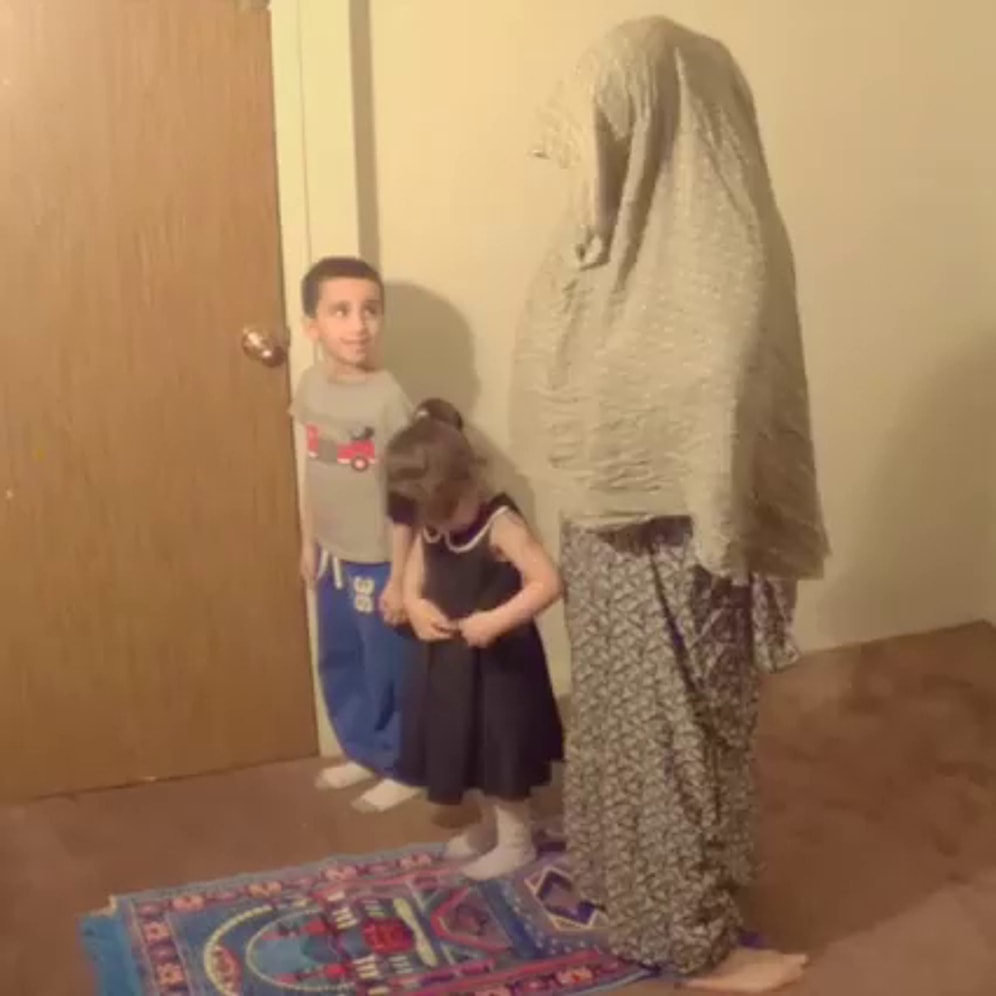 Ters Şekilde Namaz Kılıp Çocukların Korkudan Ödünü Patlatan Kişi