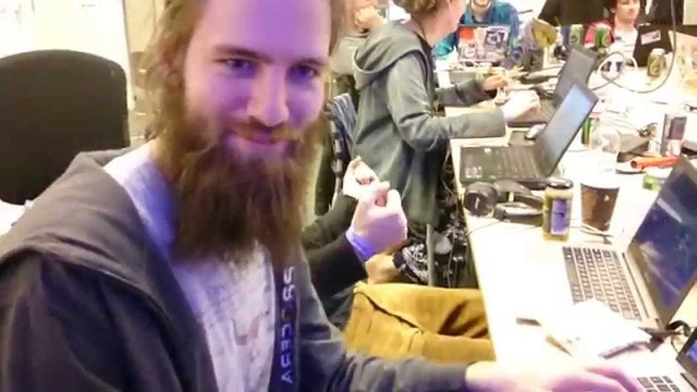 Barkod Okuyucusuyla Müzik Yapan Adam