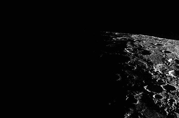 2. ''Merkür'un ufkunda'' adlı çalışma. Solda tamamen bir karanlık ve sağ tarafta ise Güneş'in ortaya çıkardığı bölgeler. 20 Ocak 2015