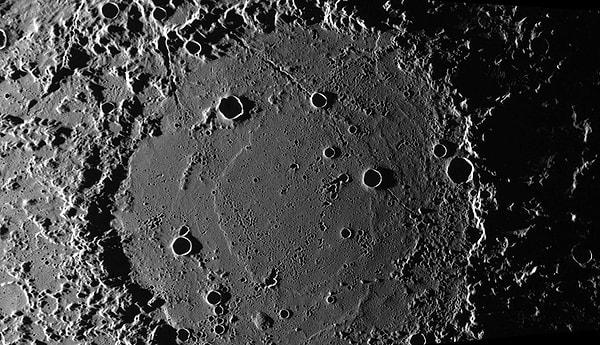 3. Merkür'deki Van Eyck kraterinin görüntüsü. 21 Haziran 2013. Caloris Havzası'nda oluşmuş derinlemesine ve geniş bir krater. Aslında krater havzası da denilebilir. Çünkü içinde düz, geniş pek çok küçük krater bulunmakta.