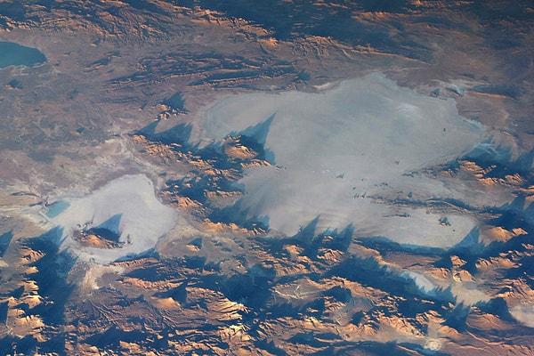 5. Bolivya, Altiplano bölgesinde Salar de Uyuni'den bir görüntü. En geniş düzlüğe sahip yer. 4 Haziran 2014. Tam olarak 10,582 kilometre karelik alan Hawaii adası büyüklüğünde. Pek çok dağa sahip yere ayrıca Tunupa Volkanı da dahil.