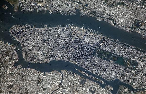 6. Fotoğraf, Expedition 40 ekibi tarafından ISS'den 25 Ağustos 2014 yılında çekilmiş ve New York Şehri'nin büyük bir kısmını gösteriyor.