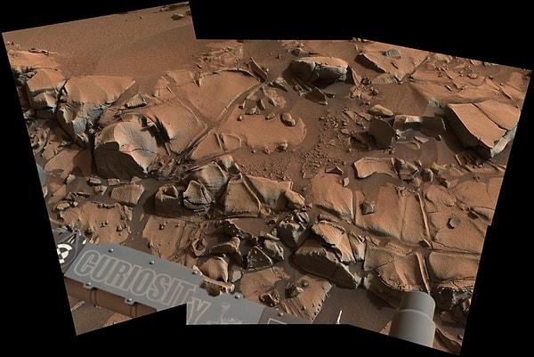 14. Bu görüntüde, Curiosity Mars'ın MastCam'inden. "Alexander Hills" diye adlandırılan yeri gösteriliyor. 6 farklı kamerayla detayları daha iyi yansıtmışlar. 6 Kasım 2014 ya da 817. Mars günü.