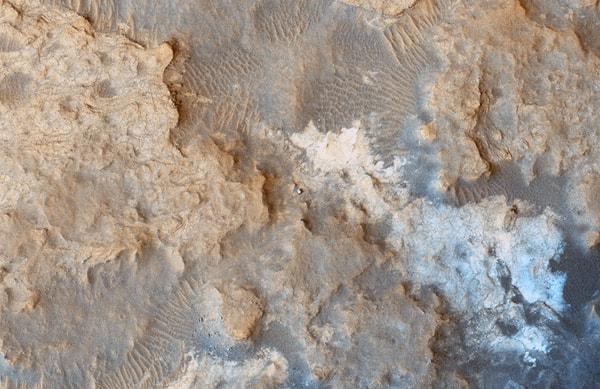 15. NASA'nın uzay mekiği ortada görünmekte. Mekik, Gale kraterindeki "Pahrump Hills" 'te yerini almakta. Fotoğraf NASA'nın yörüngedeki keşif aracıyla, yüksek kaliteli kameralarla çekilmiş.