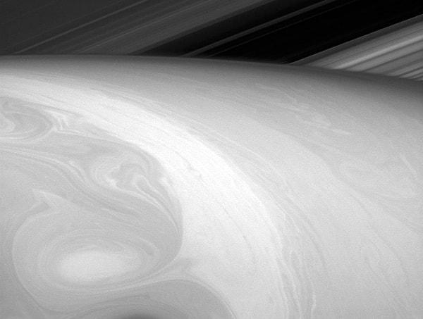 24. Satürn'ün halkasından 25 derecelik bir açıyla elde edilen bir görüntü. Kırmızı ışıkla elde edilen görüntü 23 Ağustos 2014'te Cassini uzay mekiği tarafından çekilmiş.