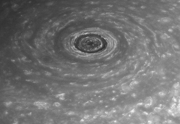 26. Satürn'ün büyük girdabı, Kuzey kutbunda 2.000 km'lik geniş bir alana yayılan bu girdap saatte 540 kilometre hızla dönmekte. 2 Nisan 2014, Cassini uzay mekiği tarafından çekilmiş.