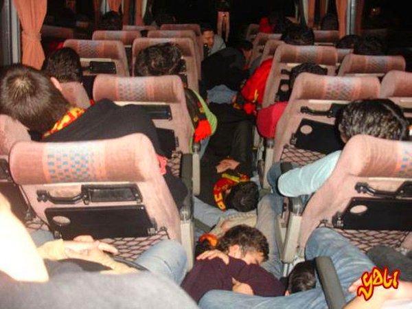 15. Tüm otobüs horul horulken sen uykusuzluktan ölsen de uyuyayama ihtimalin yüksek.