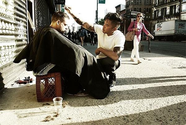 1. New York'lu bir kuaför, her pazar para almadan bir evsizin saçını traş ediyor.