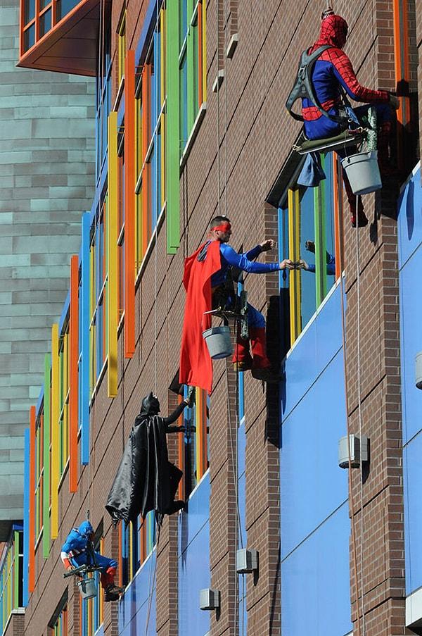 3. Memphis'te bir temizlik firması çalışanları, çocuk hastanesinin camlarını temizlerken süper kahraman kılığına bürünüyorlar.