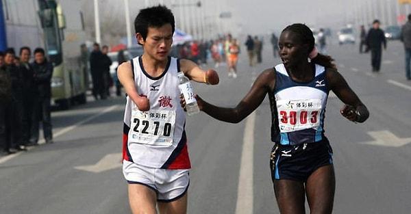 4. Jacqueline Kiplimo, Tayvan'da bir maraton sırasında engelli bir koşucuya yarışı bitirmesi için yardım ediyor.  Yarışı birinci sırada bitiremese de, gönüllerin şampiyonu oluyor..