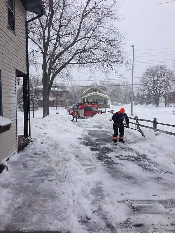 15. Evinin önündeki karları temizlerken kalp krizi geçiren adamı hastaneye kaldıran sağlık ekipleri, o dönmeden karları temizliyorlar.