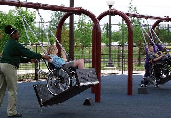 17. Tekerlekli sandalyeye mahkûm çocuklar için tasarlanan salıncaklar..