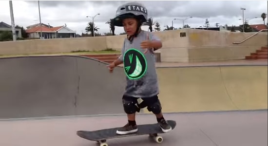 3 Yaşındaki Çocuğun Üst Düzey Kaykay Performası