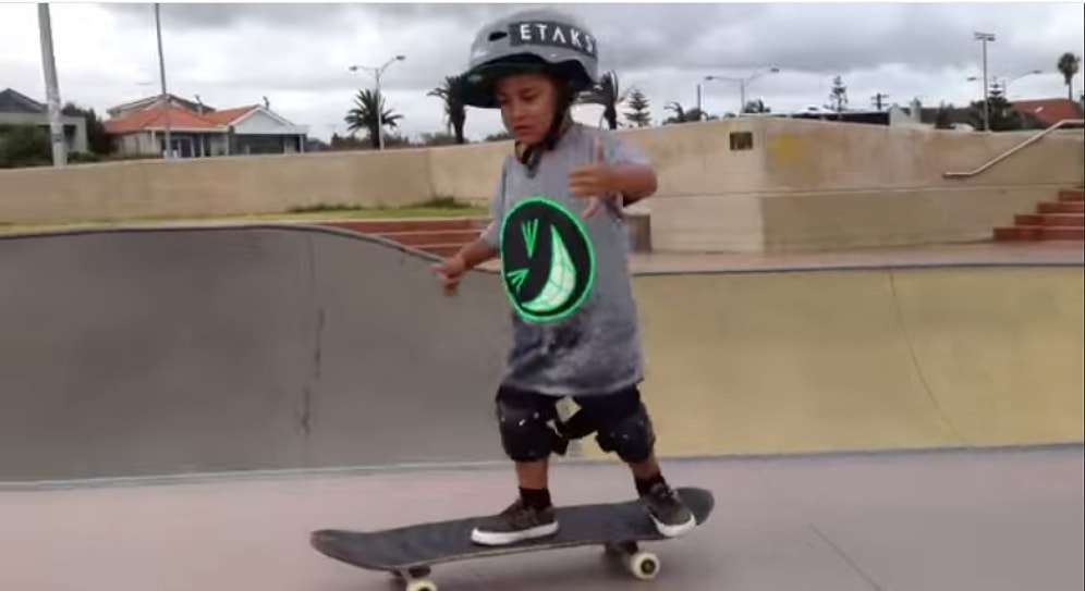 3 Yaşındaki Çocuğun Üst Düzey Kaykay Performası