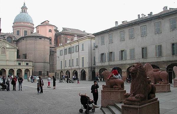 İtalya Reggio Emilia Şehri - Tarihi Eserlerin Basamaklarına Oturmak Yasak