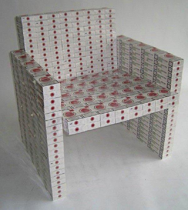 7. Kartonlarca dolu sigara paketinden hazırlanan sandalye.