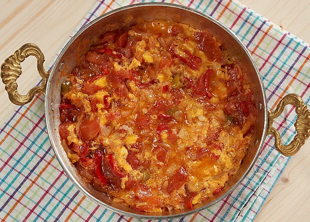 Olmazsa olmaz bonusu: Soğanlı menemen