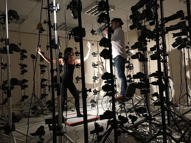 Belli bir düzen ile farklı açılara yerleştirilmiş 200'den fazla fotoğraf makinesi ile çekim bu işlemin ilk adımı.