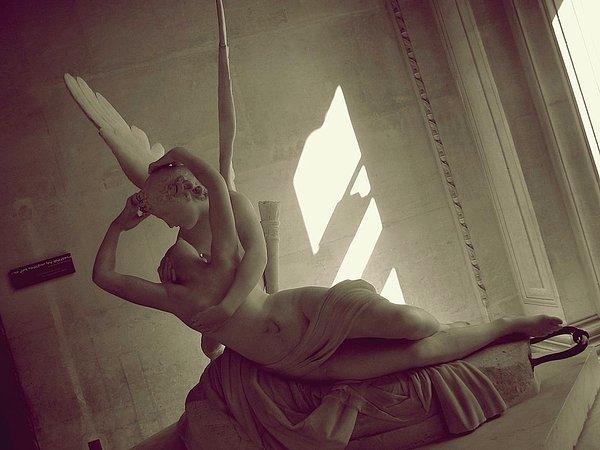 Antonio Canova'nın yaptığı Paris'teki  Louvre Müzesi'nde sergilenen "Psyche Revived by Cupid's Kiss" isimli mermerden heykel.