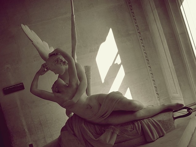 Antonio Canova'nın yaptığı Paris'teki Louvre Müzesi'nde sergilenen "Psyche Revived by Cupid's Kiss" isimli mermerden heykel.