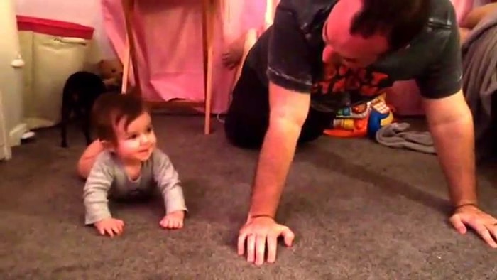 Çocuğuna Nasıl Sörf Yapılacağını Anlatan Baba