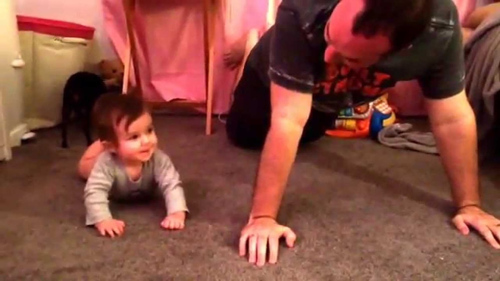 Çocuğuna Nasıl Sörf Yapılacağını Anlatan Baba