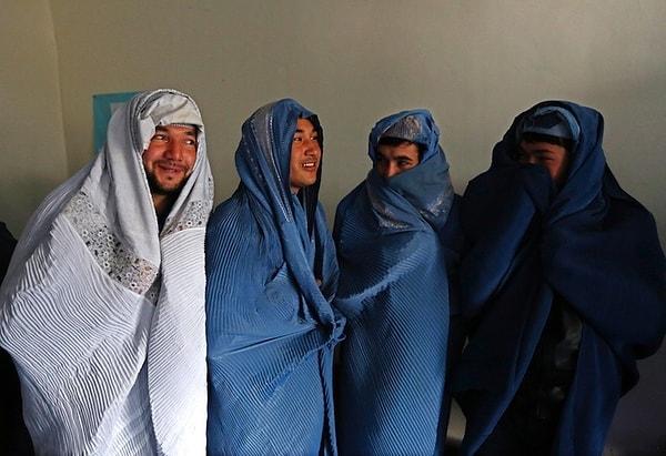 9. Afgan Erkekler 'Kadına Şiddete' Karşı Burka Giydi