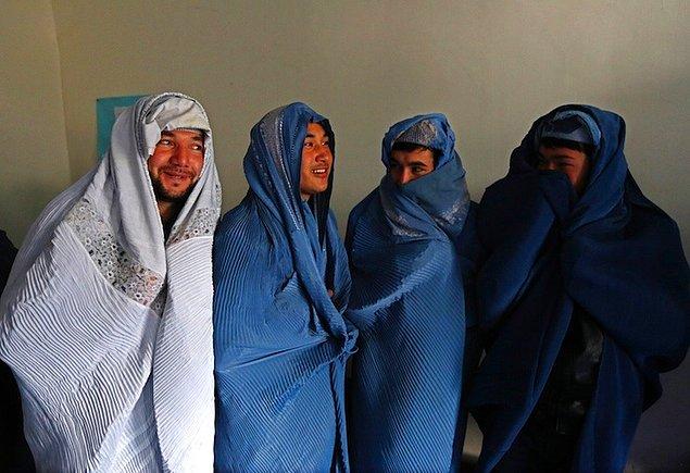 9. Afgan Erkekler 'Kadına Şiddete' Karşı Burka Giydi