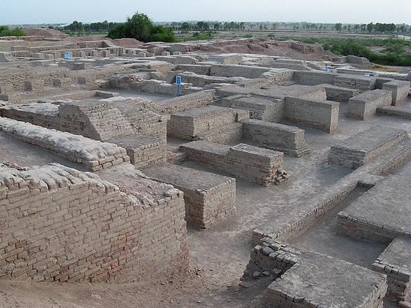 3. Mohenjo-daro. Bu kasaba milattan önce 2600 yılında inşa edilmiş ve şu an Pakistan'da. İnsanlık tarihindeki ilk yerleşke planlaması örneklerinden. Yolları ve hatta drenaj kanalları bile mevcut.