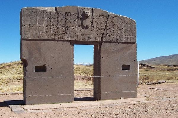 4. Güneş Kapısı. Batı Bolivya'da bulunan bu kapı oldukça düzgün bir şekilde kesilmiş ve Tiwanaku imparatorluğuna ait bir yapı. Ayrıca bu imparatorluk, 1500 yıl önce Peru'dan Bolivya'nın bir kısmına kadar büyük bir genişliğe sahipmiş. Güney Amerika'da İnkalardan önceki en büyük imparatorluk.