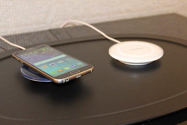2. Samsung'un yeni telefonunu kablo ile bağlamadan, şarj ünitesi ile kablosuz olarak şarj edebilirsiniz.