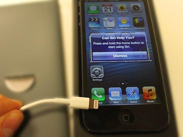 Apple'ın iPhone'u şarj için kablo istiyor.