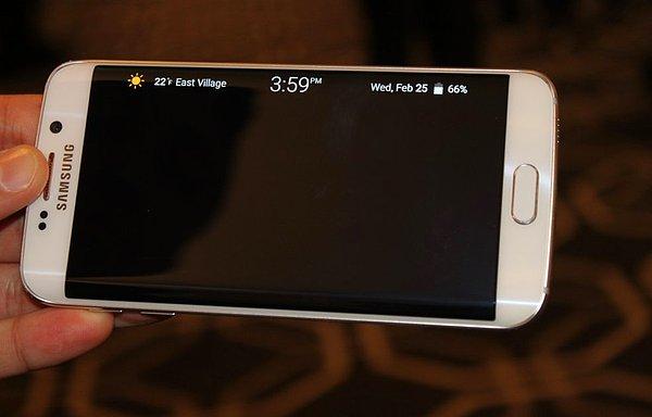 10. Galaxy S6 Edge'te ekranı kapadığınızda zamanı hala görebilirsiniz.