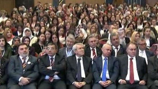 Kadın İşçiler Kurultayı'nda Ön Sıralar Erkeklerin