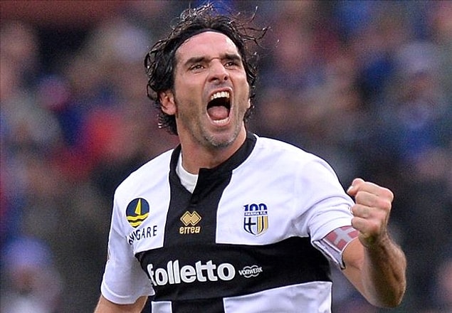 3. Parma kaptanı Lucarelli, zor durumdaki takımına katkı sağlamak için kaptanlık pazubandını satışa çıkarmıştır.