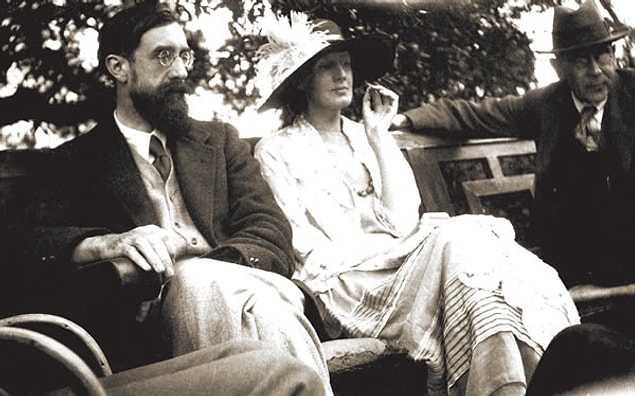 12. Woolf zorla evlendirilmeye karşı çıkınca evinde dövülen kadınların, edebiyat eserlerinde baş tacı edilmesi gerçeğine şu satırlarıyla isyan ediyor:
