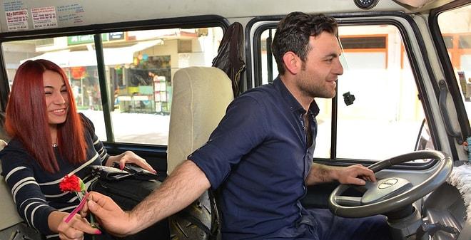 Adana'da Minibüs Şoföründen Kadın Yolcularına Karanfil Jesti