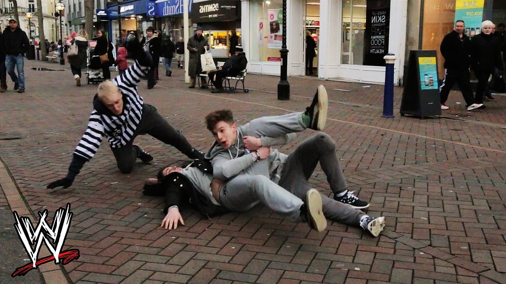 İnsanların Arasında Amerikan Güreşi Yaparak Trollükte Çığır Açan Adamlar