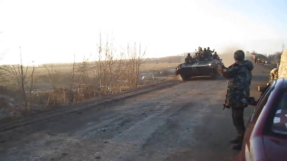 Sivil Aracı Ezmemek İçin Ormanlık Alana Uçan Tank