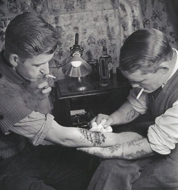 1. İki adam, 1920'lerde dövme yapılan bir yerde.